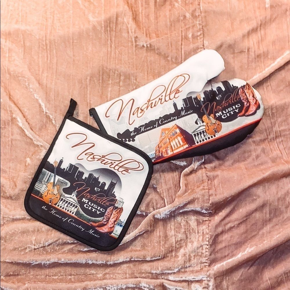 Brand new Nashville kitchen potholder set